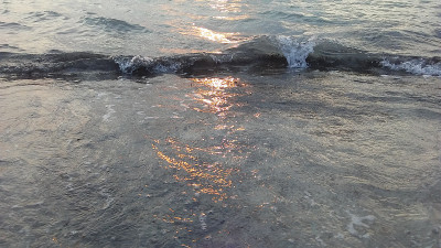 泰国苏梅岛查翁海滩日出时的海浪。
