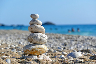 海滩上的石头平衡