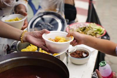通过捐赠食物帮助人们:喂养的概念
