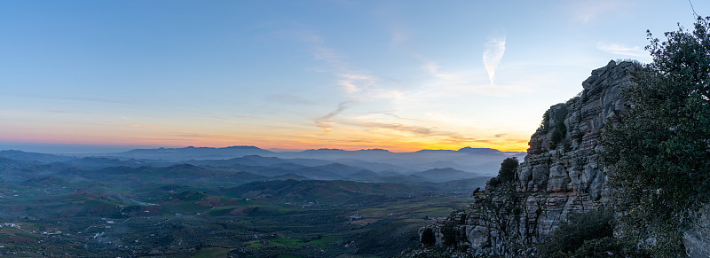 日落时分，安达卢西亚的el Torcal岩层和Montes de Malaga自然公园的全景景观
