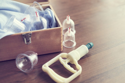 真空疗法。杯按摩。Hijama。中医室内诊所。医疗卫生理念