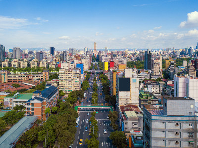 鸟瞰图台北市中心，台湾。智慧城市中的金融区和商业中心。摩天大楼和高层建筑。