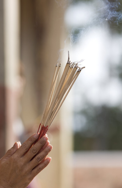 在泰国的一座佛教寺庙里祭拜。
