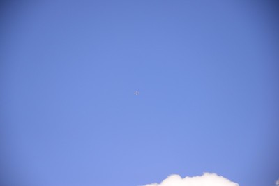 西班牙天空下的云和飞机