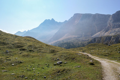 Pragser Wildsee -一条通往意大利Dolomites巨大山谷的砾石路。后面是高耸而尖锐