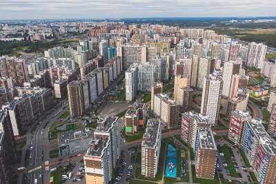 Kudrovo城市天际线全景，圣彼得堡郊区，列宁格勒州，Vsevolozhsky区高密度居住郊区，高