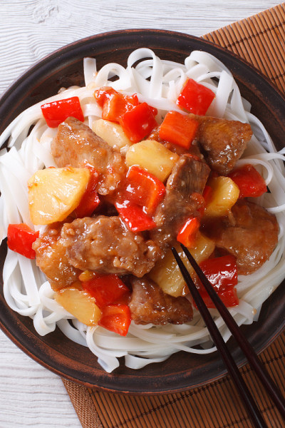 肉酱米粉特写。垂直的俯视图