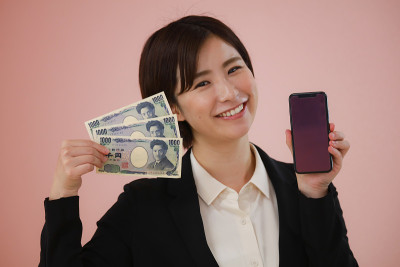 一个有三千日元钞票和智能手机的女人