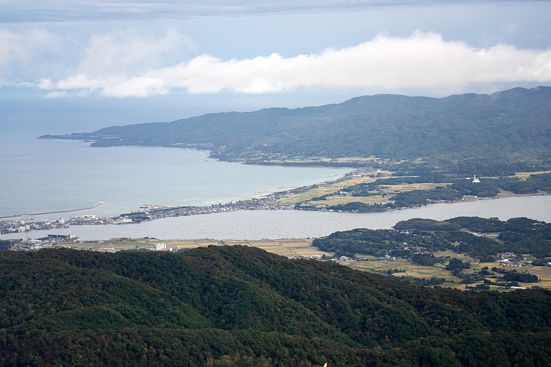 日本新泻郡岛云海下国田中平原全景