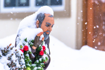 有雪的宗教雕像