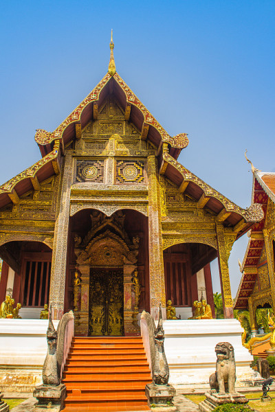 兰那风格的佛教教堂在佛寺(狮子佛)与蓝色的天空背景。Wat Phra Singh是一个重要的佛教寺庙