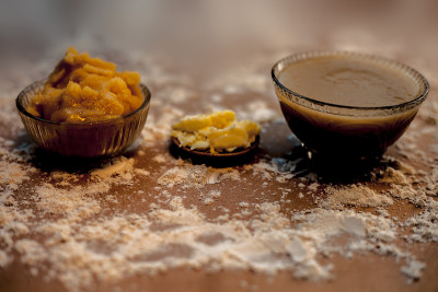 特写印度古吉拉特的流行菜Atte ka sheera或Halwa-Karah parshad在一个玻