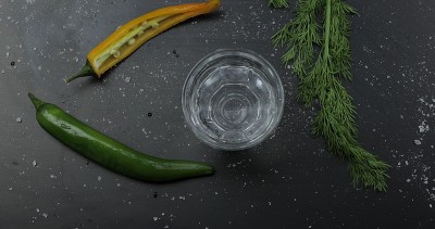 用小酒杯喝伏特加。表面与零食。视图从上