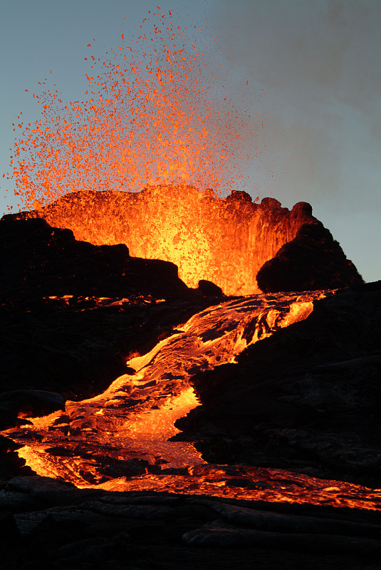 火山喷发出炽热岩浆的火山
