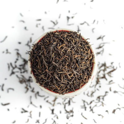 普洱干茶叶在杯顶观孤。普洱中国贡廷茶