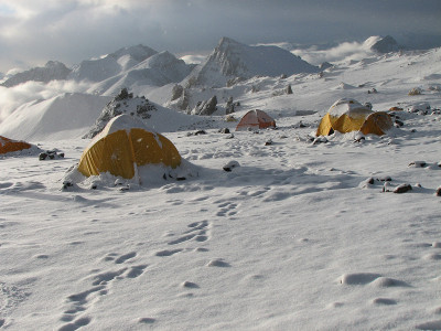 安第斯山脉的营地里，雪下的帐篷