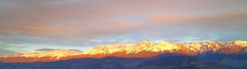 黄昏的雪山。从巴士底堡，格勒诺布尔，法国