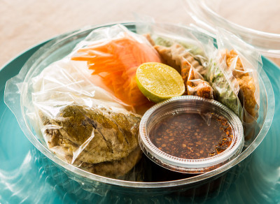 塑料盒里的米粉沙拉