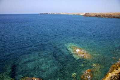 西班牙兰萨罗特海岸麝香塘水船和夏天