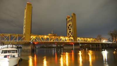 萨克拉门托塔桥和夜晚的河流