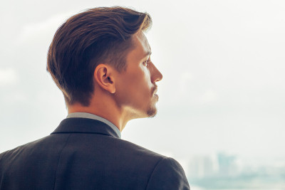 严肃的男人向窗外看的侧面肖像
