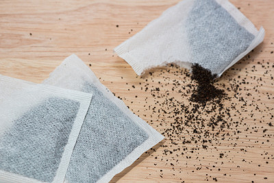 木质表面的完整和破损的茶包