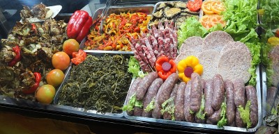 托盘里装满了煮熟的蔬菜、菠菜、辣椒、香肠