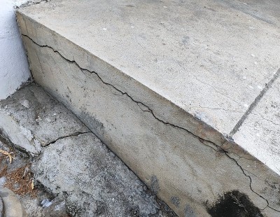 路面水泥混凝土开裂。