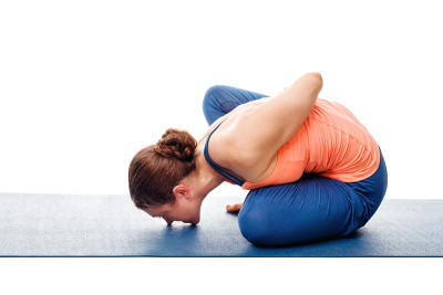 女人做阿斯汤加串联瑜伽体式Marichyasana B