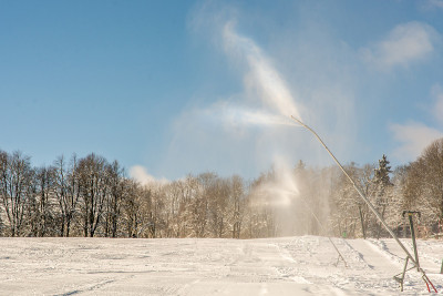 雪炮使滑雪场在暖和的冬天可以通行
