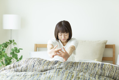 年轻女子待在家里