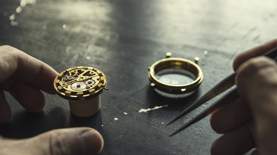 制表师正在修理一块老式自动手表。