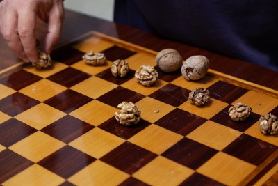 棋盘上放着一组核桃