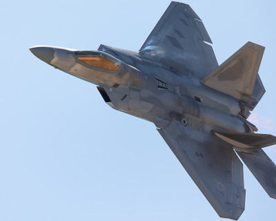 近距离观看F-22猛禽，加力燃烧室打开