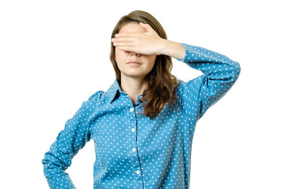 年轻女子闭着眼睛孤立在白色背景上