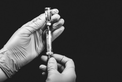手持医用手套，手持医用安瓿和注射器