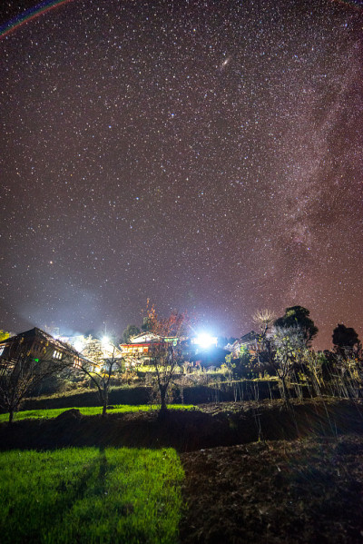 在印度山区的秋天里，在印度村庄上空的银河