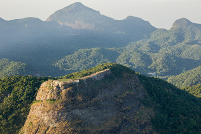 从里约热内卢美丽的岩石(pedra bonita)的顶部观看