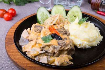 牛肉碎配肉汁和土豆泥