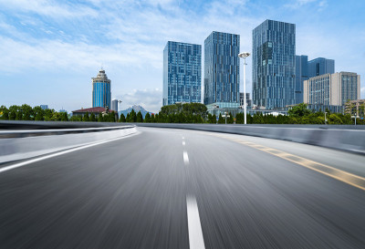 中国青岛的城市道路和现代化的办公大楼