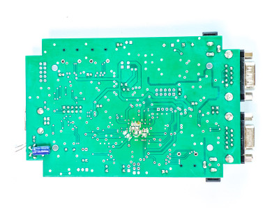 白色背景的绿色PCB电路