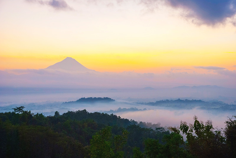 日出在默拉皮火山和婆罗浮屠寺，印度尼西亚