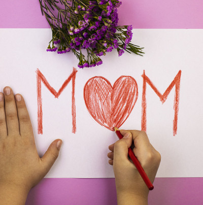 hands make a red pencil card for mom with mother's