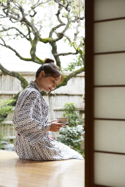 一个年轻的亚洲女人正在日本传统旅馆放松