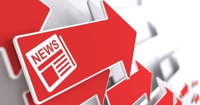 报纸图标与新闻标题在红箭头。
