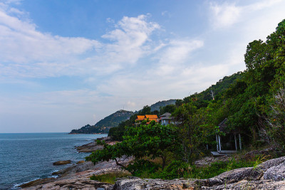泰国苏梅岛查翁，海边的Ladkoh观景台，巨大的岩石海滩和美丽的海滨别墅。