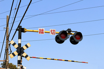 铁路道口警示灯的特写照片