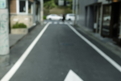 在日本拥挤的街道上，人们在午餐时间走在人行道上，模糊的背景用于背景使用。