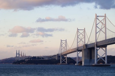 从香川县坂aide市看到的濑户大桥。