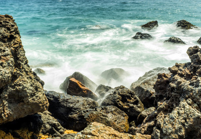 海浪撞击在祖玛海滩的岩石，长时间暴露，丝绸水祖玛海滩，洛杉矶，洛杉矶，加利福尼亚州，美国